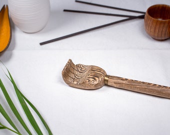 Elegant back scratcher made of bamboo wood