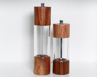 Set of 2 salt and pepper mills made of acacia wood