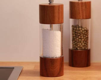 Pfeffermühle und Salzmühle aus Akazienholz | 2er Set Holz Mühle mit Keramikmahlwerk | Gewürz, Salz und Pfeffer Mühle | Gewürzmühle für Küche