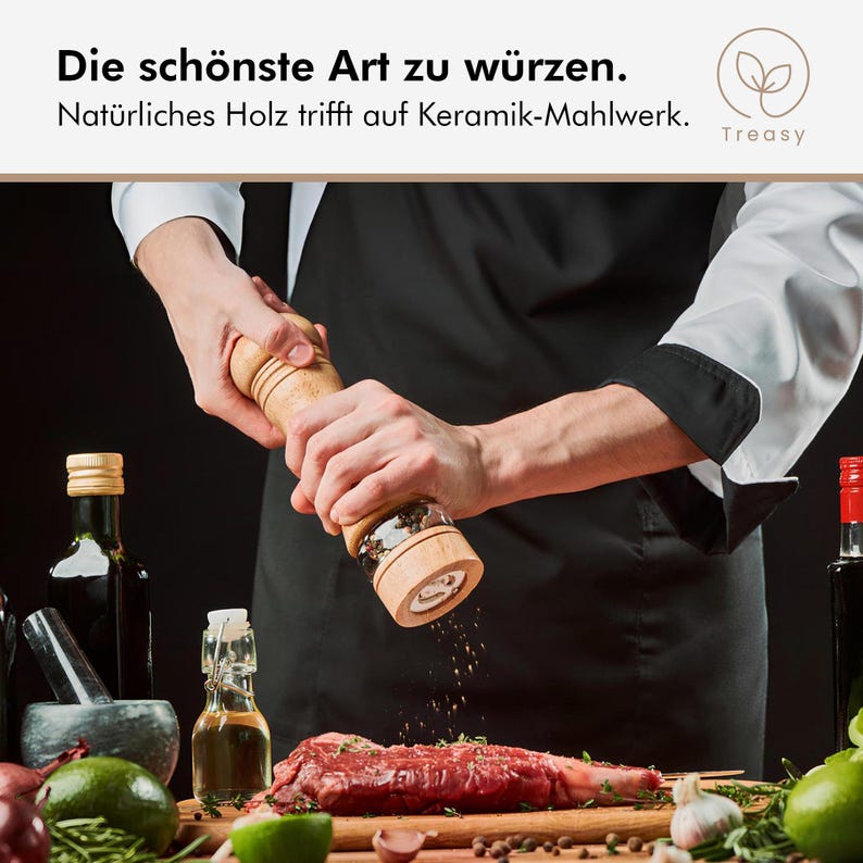 K&ouml;nnte beinhalten: Eine Holzpfefferm&uuml;hle wird verwendet, um ein rohes Steak auf einem Holzschneidebrett zu w&uuml;rzen. Das Bild enth&auml;lt den Text "Die sch&ouml;nste Art zu w&uuml;rzen. Nat&uuml;rliches Holz trifft auf Keramik-Mahlwerk." und das Treasy-Logo. Weitere Zutaten sind sichtbar.