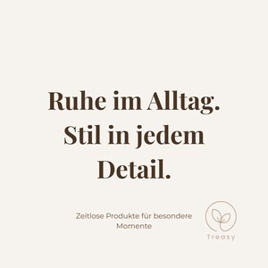K&ouml;nnte beinhalten: Hellbeiger Hintergrund mit dunkelbraunem Text: "Ruhe im Alltag. Stil in jedem Detail." Darunter steht "Zeitlose Produkte f&uuml;r besondere Momente." Ein Logo mit Bl&auml;ttern und dem Wort "Treasy" rechts unten.