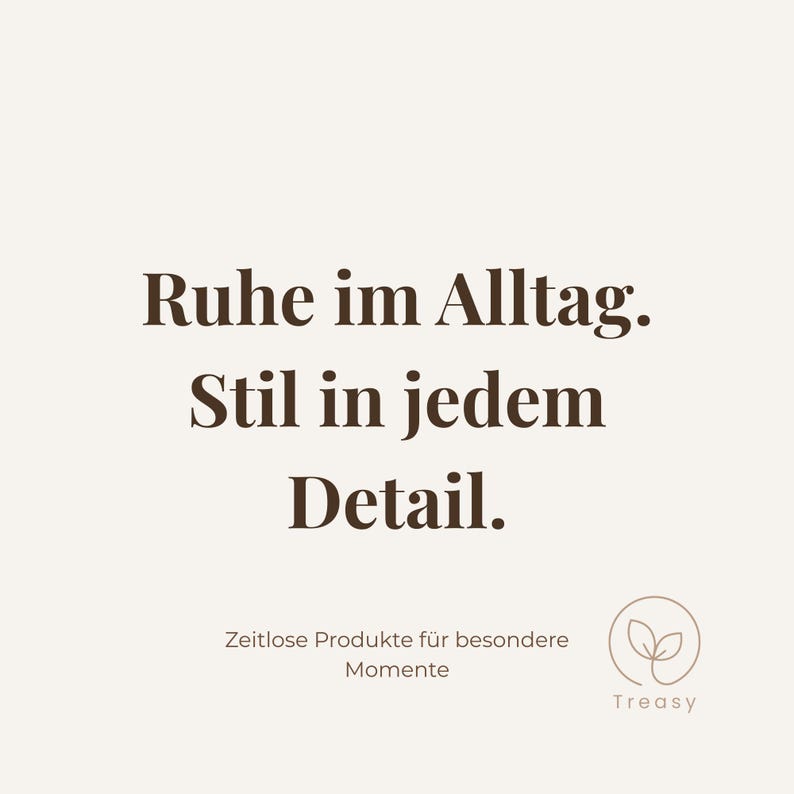 K&ouml;nnte beinhalten: Hellbeiger Hintergrund mit dunkelbraunem Text: "Ruhe im Alltag. Stil in jedem Detail." Darunter steht "Zeitlose Produkte f&uuml;r besondere Momente." Ein Logo mit Bl&auml;ttern und dem Wort "Treasy" rechts unten.