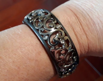 Brazalete con bisagras Brighton retirado de 1 pulgada de ancho en tono plateado bruñido con filigrana y detalle de diamantes de imitación de cristal brillantes, cierre magnético A004
