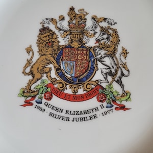 Queen Elizabeth II Silver Jubilee 1952 - 1977 8 inch diameter plate - gold rim