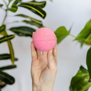 Strawberry Natural Bath Bomb, Eco-friendly Bath Bomb, Kids Bath Bomb, For Her Gift, Gift for Mom, Fruit Bath Fizzy, Moisturizing Bath Bomb