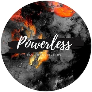 Può includere: Un grafico circolare in bianco e nero con un design arancione e giallo fiammeggiante. Il testo "Powerless" è scritto in corsivo bianco su una barra nera al centro del grafico. Il testo "CLUB D'INCHIOSTRO" è scritto in bianco sotto la parola "Powerless".