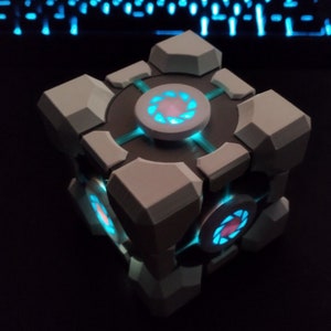 Portal Storage Cube - LED light-up Gift Box, Decor, Gaming Prop, Cosplay - 9.5 cm (3.74 inch)