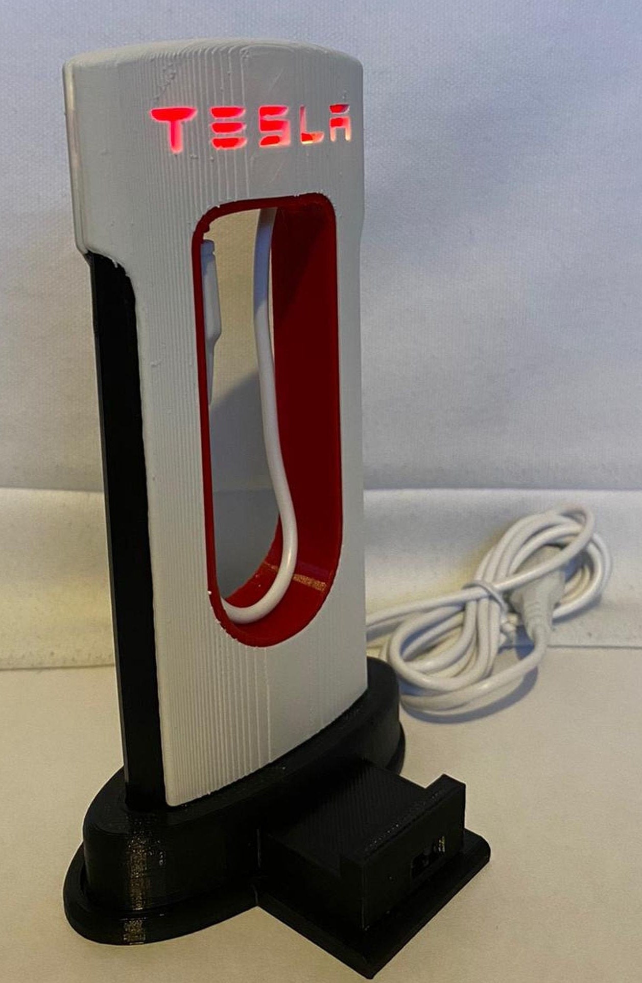 Dancyn Studios Tesla Station de charge Supercharger de bureau, compatible  avec les câbles USB-C et Lightning pour Android et iPhone (rouge)