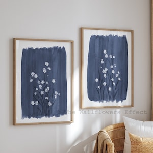 Arte murale con margherite, set di 2 stampe blu, arte murale blu intenso, decorazione murale floreale scura, arte murale blu denim tenue, arte acquerello con margherite bianche