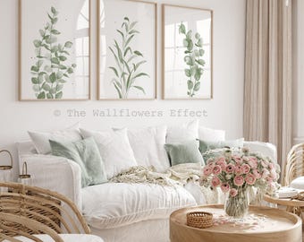 Puede incluir: Tres cuadros de pared con ilustraciones en acuarela de ramas verdes de eucalipto y sauce sobre fondo blanco. El texto The Wallflowers Effect está impreso en letras pequeñas de color gris debajo de la obra central.