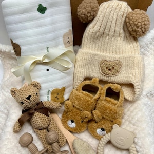 Bear-Themed Newborn Gift Box / Baby Girl Gift Box / Baby Boy Gift Box / Neutral Baby Gift Box / New Parent Gift Set / Expectant Parents