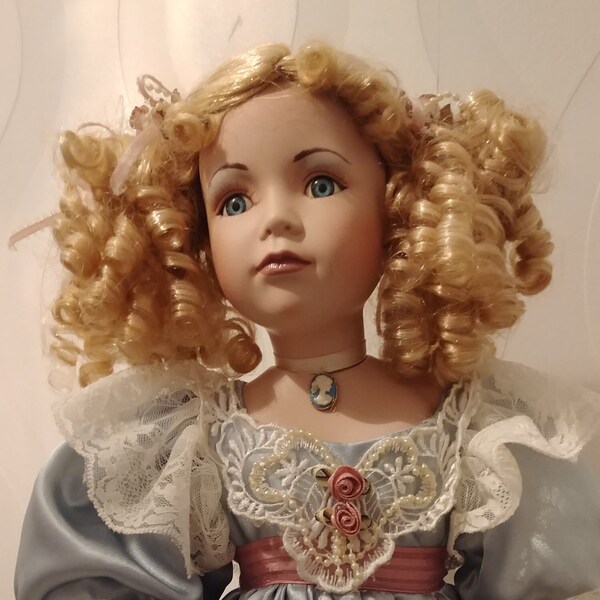Ancienne Poupée Blonde En Porcelaine – Charme Rétro Pour Collection