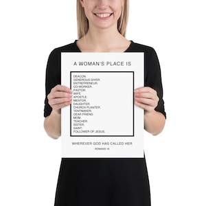 以下が含まれることがあります： 「A Woman's Place Is」というテキストと、執事、寛大な与え手、起業家、同僚、牧師、妻、使徒、指導者、娘、教会のプランター、テントメーカー、親愛なる友人、母親、教師、姉妹、聖人、そしてイエスの弟子など、役割と称号のリストが書かれた白黒のポスター。ポスターには、「Wherever God Has Called Her」と「ローマ人への手紙 16」というテキストも含まれています。
