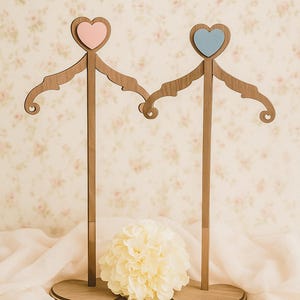 Pièce maîtresse pour cintre pour bébé • Support pour robe de baby shower • Présentoir à vêtements pour poupée • Accessoire pour tenue d'enfant, finition érable ou noyer