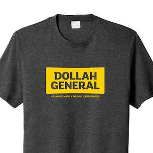 Puede incluir: Una camiseta gris oscuro jaspeada con un rectángulo amarillo que presenta el texto "DOLLAH GENERAL" en negro. El texto debajo del rectángulo dice "COLONIZE MARS & WE WILL CORPORATIZE".
