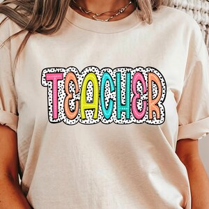 MAESTRO con camiseta de fondo dálmata, regalo para educadores, camisetas escolares, camiseta popular de regreso a clases de maestro, camiseta de regreso a clases