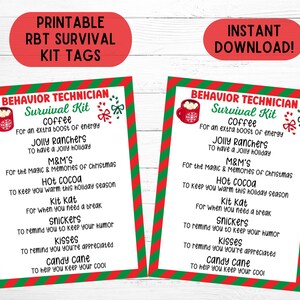 Op de afbeelding: Twee printbare kerstcadeauetiketten in rood en groen met de tekst "Overlevingskit voor gedragstherapeuten" en een lijst met items zoals "Koffie", "Jolly Ranchers", "M&M's", "Warme chocolademelk", "Kit Kat", "Snickers", "Kusjes" en "Suikerstok".