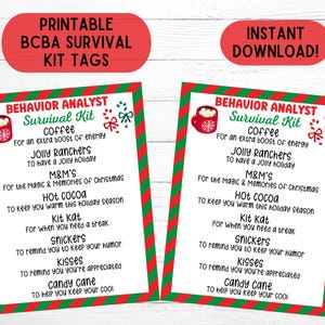 Op de afbeelding: Twee printbare kerstthema-cadeauetiketten voor een Survival Kit voor gedragsanalisten. De etiketten zijn rood en groen met witte tekst. De tekst op de etiketten somt items op zoals koffie, Jolly Ranchers, M&M's, warme chocolademelk, Kit Kat, Snickers, Kisses en snoepstokken.