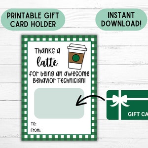 Puede incluir: Porta tarjetas de regalo imprimible con un fondo a cuadros verde y blanco. El porta tarjetas presenta una taza de café con el texto "Gracias a un latte por ser un increíble técnico de comportamiento!" y un espacio para una tarjeta de regalo. El texto "Para:" y "De:" también está incluido.