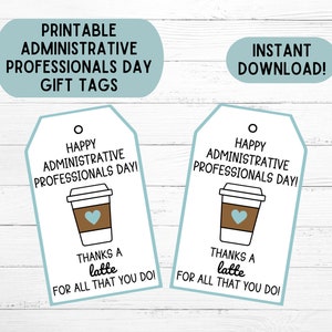 Könnte beinhalten: Zwei druckbare Geschenkanhänger mit einem Kaffeetassen-Design. Die Anhänger zeigen den Text "Happy Administrative Professionals Day!" und "Thanks a latte for all that you do!"