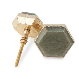 Peut inclure: Deux boutons de placard hexagonaux dotés d'une face en pierre vert sauge lisse insérée dans un cadre en métal doré poli. Chaque bouton comprend une tige filetée en métal doré et un petit écrou pour la fixation sur des meubles ou portes.