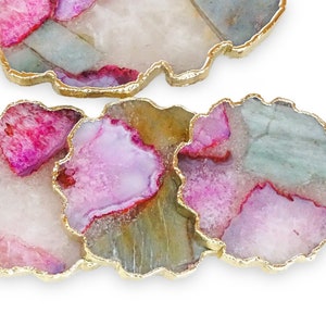 Puede incluir: Juego de cuatro posavasos de &aacute;gata con borde dorado. Cada posavasos presenta un patr&oacute;n veteado &uacute;nico en rosa, blanco y verde.