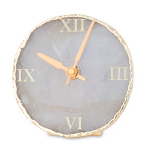 Reloj artesanal de ágata blanca: decoración de escritorio bañada en oro