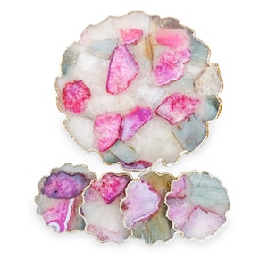 Puede incluir: Juego de cuatro posavasos de &aacute;gata rosa y gris con ribete dorado. Los posavasos son redondos y tienen un patr&oacute;n natural &uacute;nico.