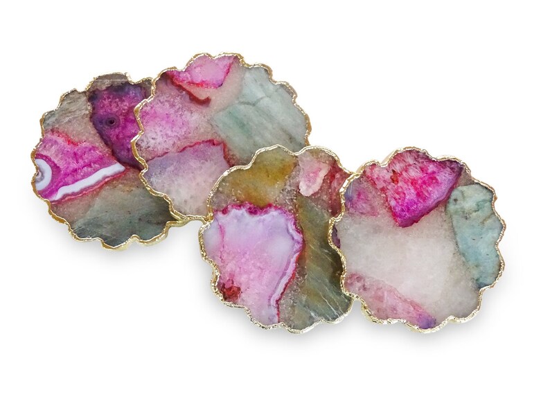 Puede incluir: Tres posavasos de &aacute;gata con ribete dorado. Los posavasos son de color rosa, verde y blanco con un patr&oacute;n natural y org&aacute;nico.