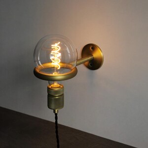 Mediados de siglo Teca Luz de Pared con pantalla de vidrio y dos de un solo disponible