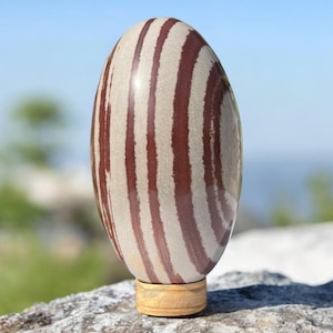 Lingam de pedra Narmadeshwar feito à mão: decoração para meditação sagrada (20,3 cm x 13,7 cm)