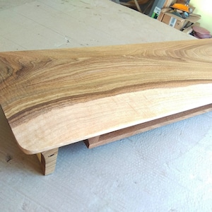Support pour écran en bois de 35 po. avec étagère. Bois massif de noyer. Finition à l'huile et à la cire. Support ergonomique pour écran en bois.