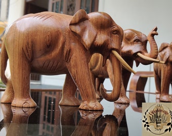 Handgeschnitzter Holzelefant, Holzelefantenstatue, Elefantfigurine, Elefantskulptur, Elefantverzierung, Geschenkstatue, Stoßzahn, hölzerner Dekor