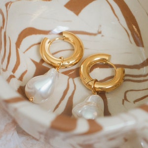 18K Gold Hoop Chunky Baroque Pearl Drop Hoop Earring | Huggie | Gold Earring | Fresh Water Pearl | Gift for Her | Vintage Earring Wedding