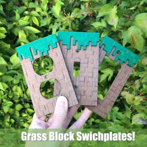 Può includere: Tre placche per interruttori stampate in 3D a forma di blocco di erba marrone e verde dal videogioco Super Mario Bros. Le placche sono progettate per adattarsi a prese elettriche e interruttori standard.