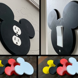 Puede incluir: Tres placas de pared con forma de Mickey Mouse en amarillo, negro y rojo. Las placas están diseñadas para cubrir tomas de corriente e interruptores de luz.