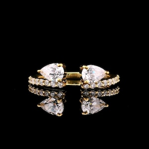 Alliance deux pierres, bague diamant demi-éternité, bague délicate, bague en moissanite taille poire et ronde, bague griffes, bague ouverte, or 10 carats