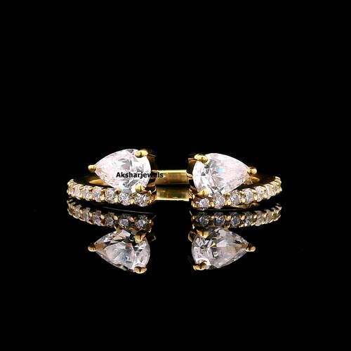 Zweisteiniger Ehering, Halb-Ewigkeitsring mit Diamanten, zierlicher Ring, Ring mit birnen- und rundgeschliffenem Moissanit, Krappenfassung, offener Manschettenring, 10 Karat Gold