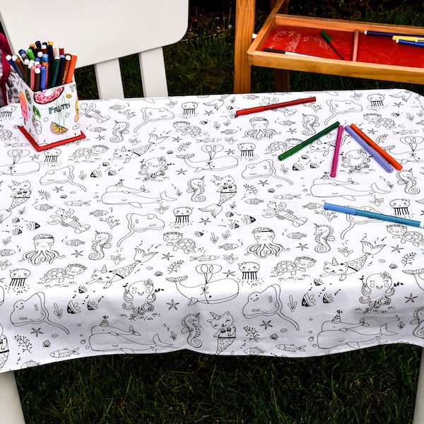 Nappe de coloriage lavable Le monde sous-marin avec 12 marqueurs lavables inclus - Magnifique et de qualité supérieure 100 % coton.