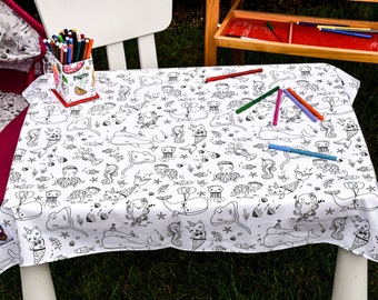 Nappe de coloriage lavable Le monde sous-marin avec 12 marqueurs lavables inclus - Magnifique et de qualité supérieure 100 % coton.