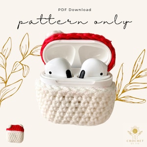 Puede incluir: Una funda para AirPods de ganchillo blanca y roja con el texto "pattern only" y "PDF Download". La funda está abierta, revelando unos AirPods blancos. Una pequeña funda a juego está en la esquina inferior izquierda. El logotipo "CROCHET DE VIE" está en la esquina inferior derecha.