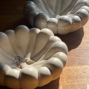 Scalloped Bubble Jesmonite Bowl – Neutral Home Décor – Minimalist & Versatile – Trinket, Jewellery or Table Dish