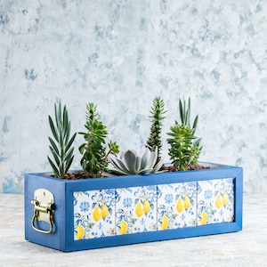 Holzpflanzer mit Fliesen im mediterranen Stil, kundenspezifischer rustikaler Blumenkasten für den Innen- und Außenbereich mit Tablett und Griff / Pflanzentopf / Rot, Blau, Grün, Braun