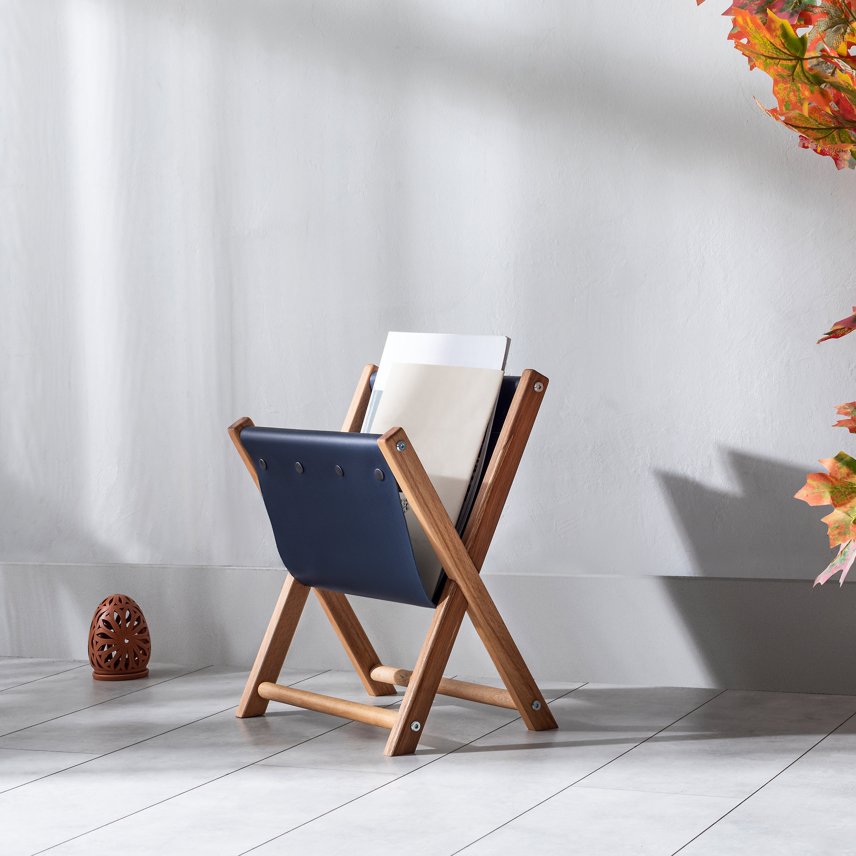 Vintage Zeitungsständer Aus Leder - Mit Goldenen Schmetterlingen & Messingschnallen