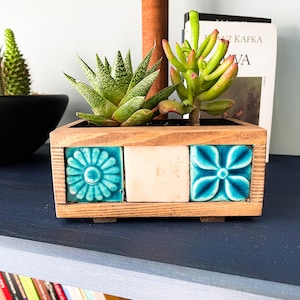 Hölzerner Sukkulenten Pflanzer mit handbemalter Fliese / Innenblumenkasten / Haus- und Bürodekoration / Blumentopf für Fensterbank, Tisch, Regal / Benutzerdefiniert