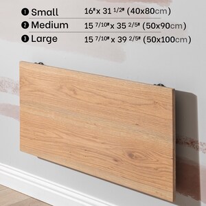 Pu&ograve; includere: Un tavolo pieghevole in legno chiaro montato a parete. Il tavolo &egrave; disponibile in tre dimensioni: Piccolo (16" x 31 1/2", 40 x 80 cm), Medio (15 7/10" x 35 2/5", 50 x 90 cm) e Grande (15 7/10" x 39 2/5", 50 x 100 cm).
