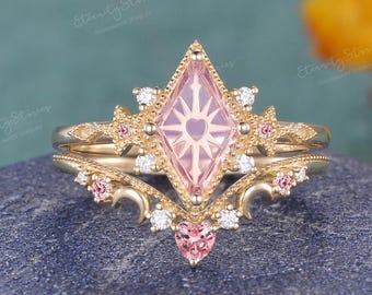 Conjunto de anillo de compromiso Fairy Moon con zafiro rosa, anillo de oro amarillo, anillo con forma de corazón tallado con retrato de cometa, anillo de boda con detalles milgrain, joyería celestial de fantasía.