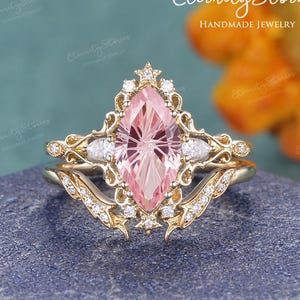 Underbar Marquise Rosa Safir Förlovningsring Set Gult Guld Öppen Band Fyrverkerslipade Ringar Fairy Stellar Ring Vigselring Löfte Gåva