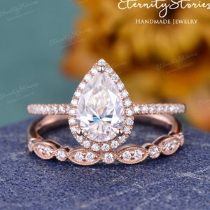 Vintage Pear Moissanite Engagement Ring Set Rose Gold 1.5ct Bridal Set Women Classic Halo Ring Art Deco Milgrain Wedding Ring Promise Gift