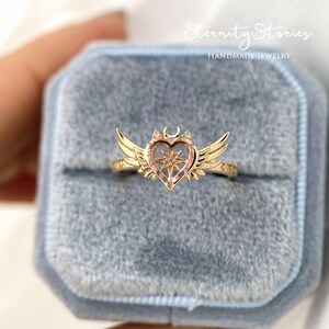 Anello di fidanzamento con zaffiro rosa a forma di cuore e ali d'angelo, gioielli fantasy con luna e stelle, regalo kawaii per ragazze magiche. immagine 3